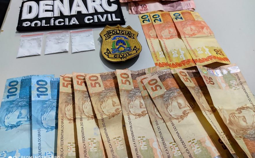 Com o suspeito, os investigadores encontraram e apreenderam três porções de cocaína, bem como a quantia de R$ 720,00