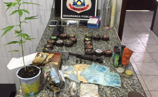 Em Arapoema, Polícia Civil fecha ponto de venda de drogas e prende dois homens por tráfico de drogas e posse ilegal de arma de fogo
