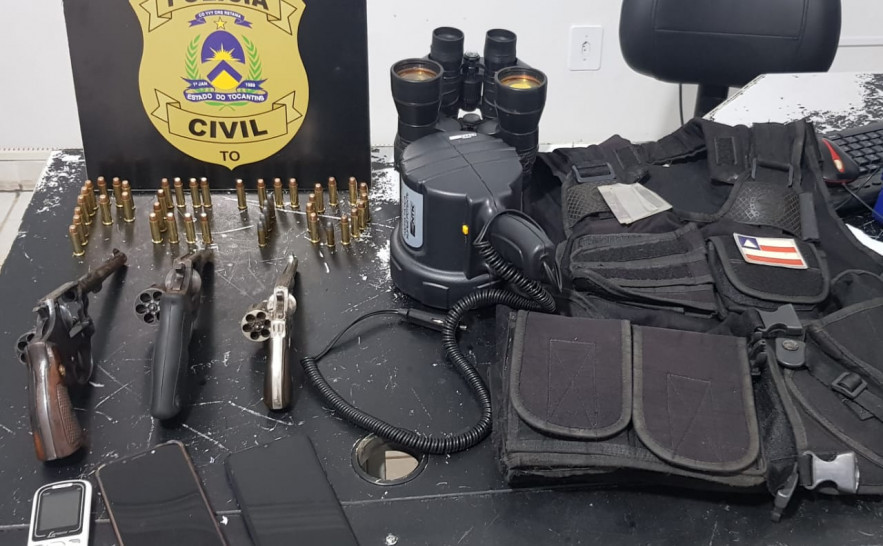 Homens que tentavam impedir passagem de pessoas em estada da zona rural de Rio da Conceição são presos pela Polícia Civil por porte ilegal de arma de fogo