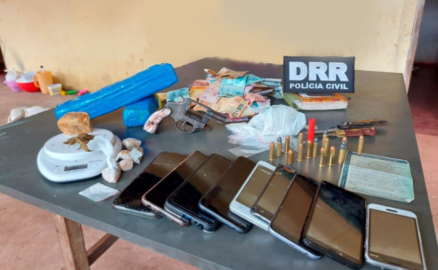 Drogas, arma de fogo, dinheiro e demais objetos apreendidos pela Polícia Civil durante a operação Ladrus 
