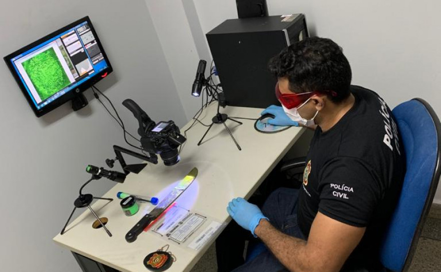 Foi realizado o exame papiloscópico no local do crime e a coleta de objetos para perícia em laboratório..jpeg