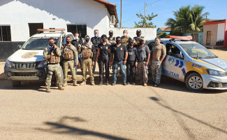 Durante fase da Operação Horus, três pessoas são presas e dinheiro, armas, drogas são apreendidos