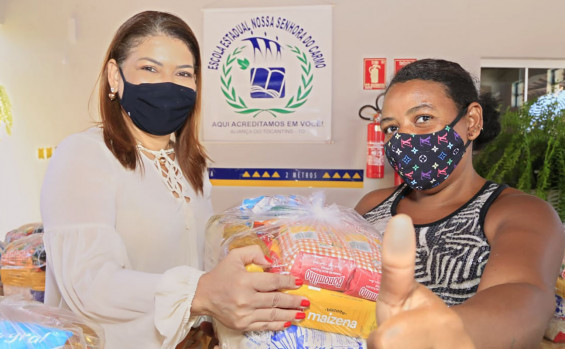 Governo do Tocantins entrega de kits de alimentos para estudantes da rede estadual de Crixás e Aliança do Tocantins