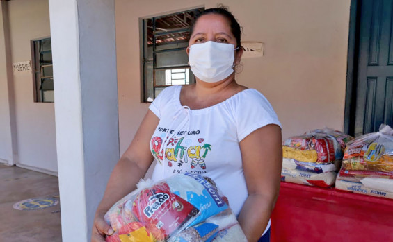 Governo do Tocantins entrega de kits de alimentos para estudantes da rede estadual de Crixás e Aliança do Tocantins