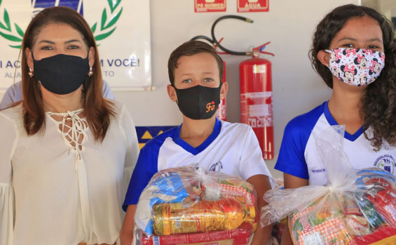 Governo do Tocantins entrega de kits de alimentos para estudantes da rede estadual de Crixás e Aliança do Tocantins