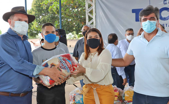 Semana do governador Carlesse é marcada por ações de enfrentamento à pandemia e entregas de kits de alimentos e títulos de terra