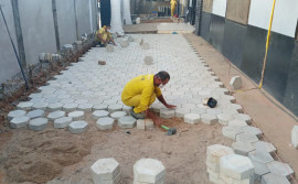 Artefatos de concreto produzidos por custodiados são utilizados no calçamento da Unidade Penal de Dianópolis