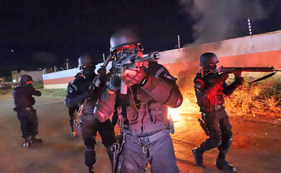 Em simulação, policiais militares são treinados para atuar em situações complexas