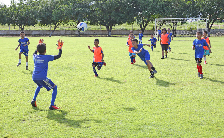 Crianças e jovens podem participar de aulas gratuitas de futebol