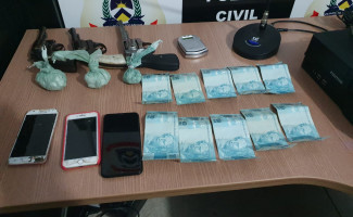 Polícia Civil apreende drogas, armas de fogo e prende quatro pessoas por tráfico em Miracema 