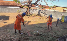 Custodiados contribuem com a saúde da população com limpeza em escola municipal desativada