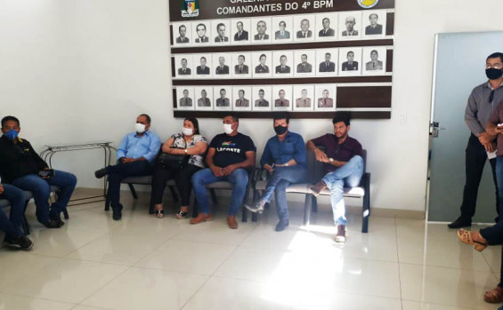 Polícia Militar entrega cestas básicas a 16 municípios da região sul do Estado