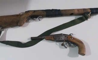 Duas armas de fogo são apreendidas pela Polícia Civil durante investigações de crime de violência doméstica em Taipas  
