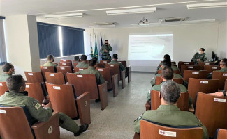 Em Brasília, equipe do CIOPAER ministra treinamento a policiais do Bavop para utilização do helibalde