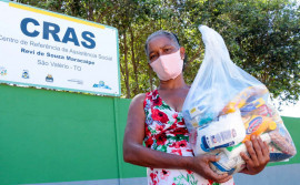 Governo do Tocantins atende mais de 2 mil famílias na região sudeste com entrega de cestas básicas