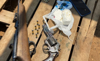 Homem procurado por crime de roubo é preso pela Polícia Civil com drogas e armas de fogo em Porto Nacional