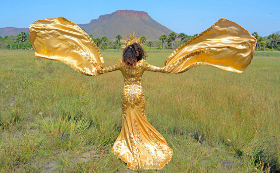 Vestido de capim dourado é destaque da Festa da Colheita da comunidade Mumbuca 