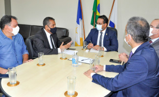 Administração debate direitos dos servidores com representantes sindicais 