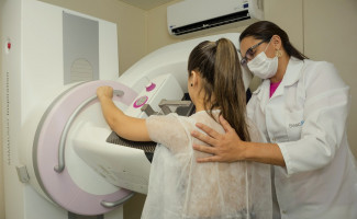 Outubro Rosa: diagnóstico precoce contribui para o tratamento do câncer de mama e de colo de útero 
