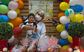 Crianças atendidas pelo Centro de Reabilitação de Palmas recebem lanche e brinquedos 
