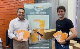 Adetuc recebe exemplares de livro de poemas inéditos do dramaturgo Ronaldo Araújo