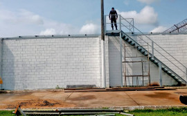 Espaço para banho de sol na Unidade de Tratamento Penal Barra da Grota é construído com a mão de obra de custodiados