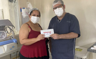 Puérperas e gestantes do Hospital Dona Regina recebem kits bucais 
