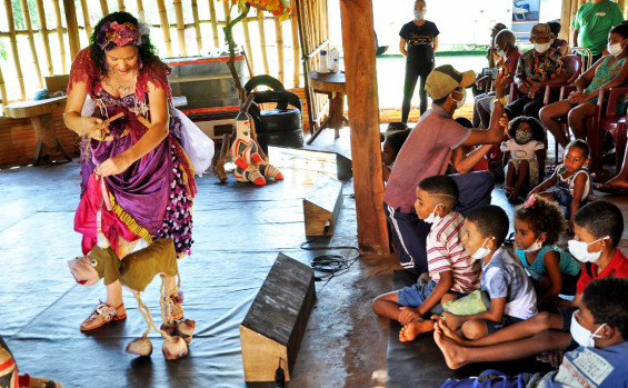 Projeto leva grupo de teatro a imergir na riqueza cultura da comunidade quilombola Barra do Aroeira