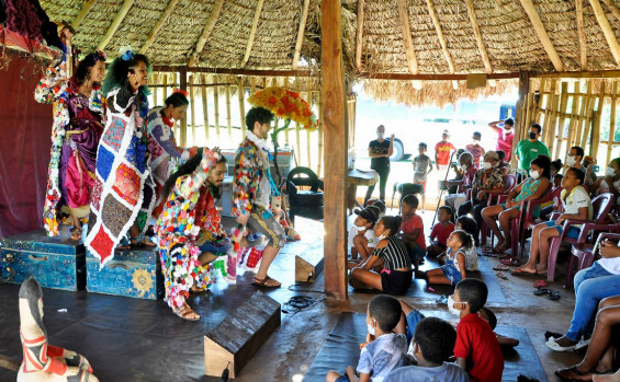 Projeto leva grupo de teatro a imergir na riqueza cultura da comunidade quilombola Barra do Aroeira