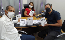 Adetuc recebe exemplares do catálogo Aves em extinção – Exposição de gravuras