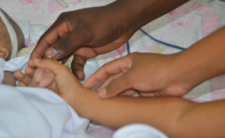 Bebê é batizada na ala pediátrica do HGP a pedido dos pais