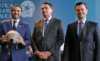 Governador Wanderlei Barbosa recebe das mãos do presidente Bolsonaro mais de R$ 3 milhões em equipamentos para a segurança pública do Tocantins