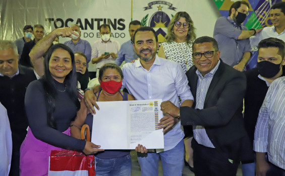 Governador Wanderlei Barbosa entrega títulos de propriedades para mais de 600 famílias palmenses