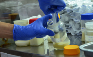 Hospital e Maternidade Dona Regina alerta população sobre estoque crítico de leite materno 