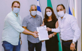 Governo do Tocantins assina e entrega escritura de regularização fundiária para empresa araguainense 