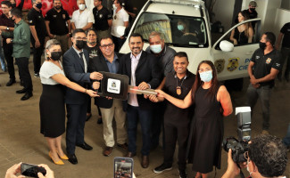Durante entrega de equipamentos e veículos, Governador  destaca compromisso com revisão salarial de policiais civis