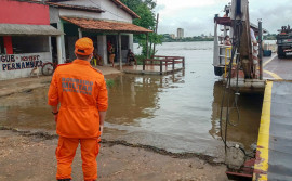 Corpo de Bombeiros e Defesa Civil ajudam ribeirinhos em todas as regiões do Estado