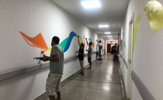 Projeto pioneiro leva arte e conforta pacientes da ala pediátrica