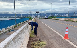 Governo do Tocantins realiza limpeza e desobstrução do sistema de drenagem das pistas na Ponte da Amizade e Integração