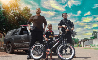 Em ação social, menino de seis anos ganha bicicleta e conhece policiais civis em Gurupi 