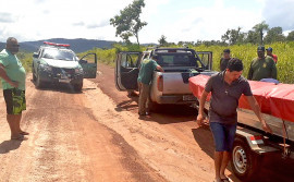 Homens são conduzidos à delegacia após serem flagrados com apetrechos de pesca e arma de fogo