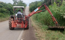 Governo do Tocantins executa limpeza lateral em 52 km da rodovia TO-374, entre Gurupi e Dueré