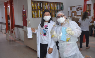 Voluntários levam cartas de estimulo aos profissionais de saúde do HGP