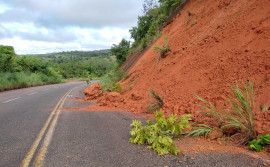 Ageto inicia limpeza na TO-030, entre Taquaruçu/Santa Tereza e Lagoa do Tocantins, após deslizamento de terra e rachaduras no asfalto