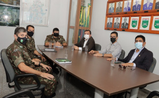 Secretário da Segurança Pública visita comandante do 22º Batalhão de Infantaria Motorizada do Exército Brasileiro em Palmas