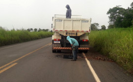 Governo do Tocantins antecipa tapa-buracos na TO-130, trecho entre Barra do Ouro e Morro Grande