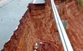 Ageto atua em trecho do asfalto novo na TO-255, no sudeste do Tocantins, após deslizamento causado pelas chuvas