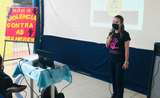 Delegada da 3ª Delegacia da Mulher ministra palestra sobre violência doméstica a alunos da rede pública de Araguaína
