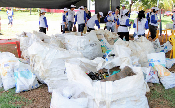 Secretaria do Meio Ambiente e Recursos Hídricos participa de mutirão de limpeza das praias do lago de Palmas