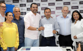 Após 40 anos de espera, governador Wanderlei Barbosa entrega à prefeitura de Araguaína projeto de regularização fundiária de um dos bairros mais antigos da cidade